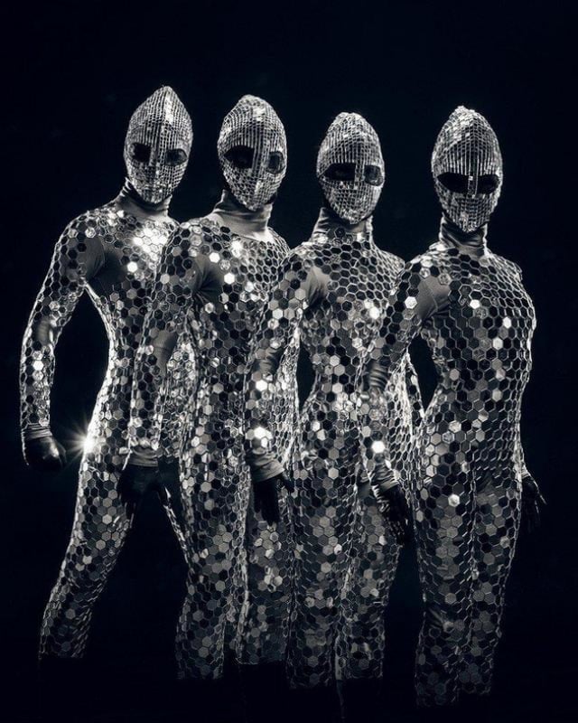 Bailarines Mirrorman con trajes de espejos