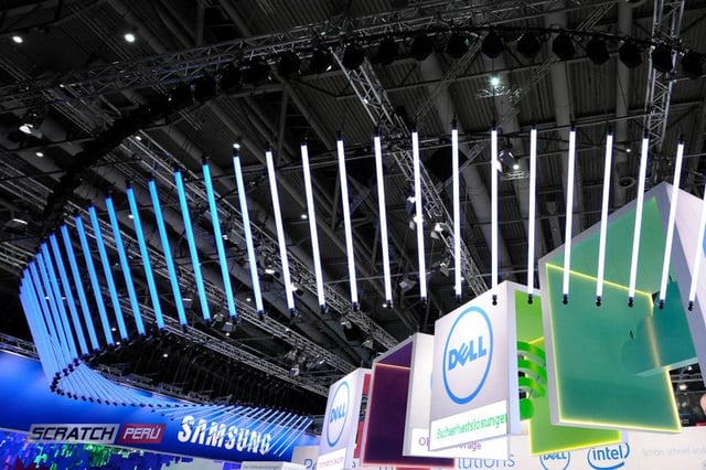 Decoracion de techo con tubos led para stand comercial de expo dell