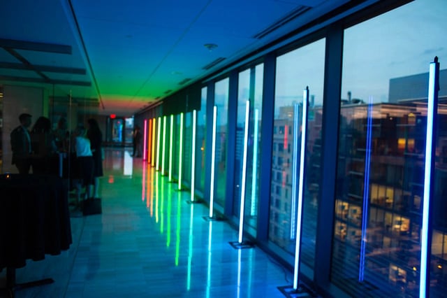 Tubos neon para creat formas y decorar eventos, controlados por computadora con madrix 5
