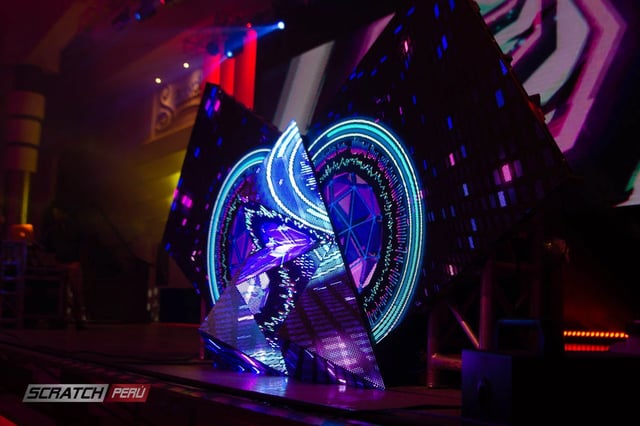 Pantallas triangulares para dj, que reproducen videos de manera online