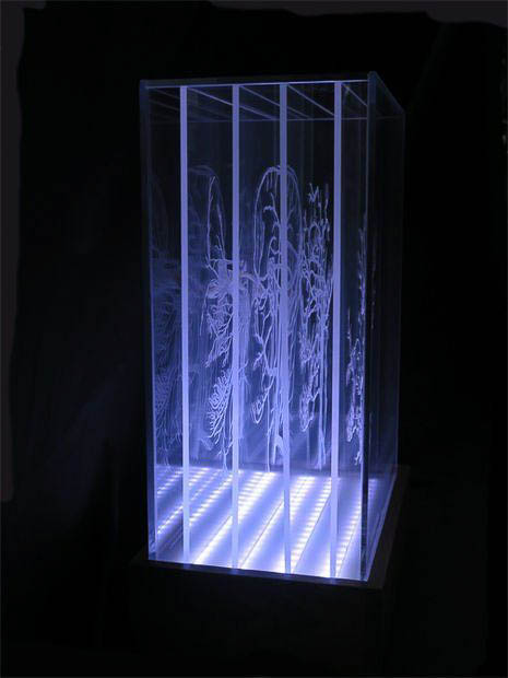 Centro de mesa personalizado fabricados con aclilico marcados en laser y luces led RGB, ideal para resaltar el eventos.