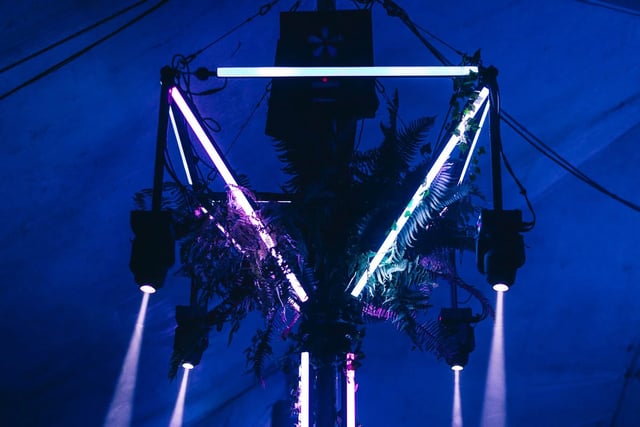 Triangulos neon led, piramides formados por tubos neon led para decoracion de eventos colores RGB