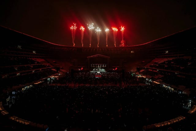 Estadio nacional centro de lima peru, fuegos artificiales con bandera de peru