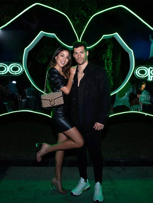 Influencers foto en zona de experiencia, manos en forma de corazon con leds RGB