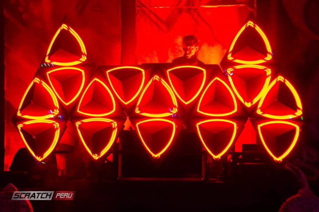 Pantallas triangulares para dj, que reproducen videos de manera online