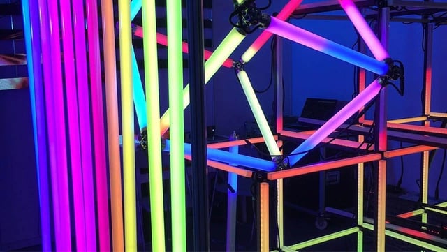 Tubos neon para creat formas y decorar eventos, controlados por computadora con madrix 5
