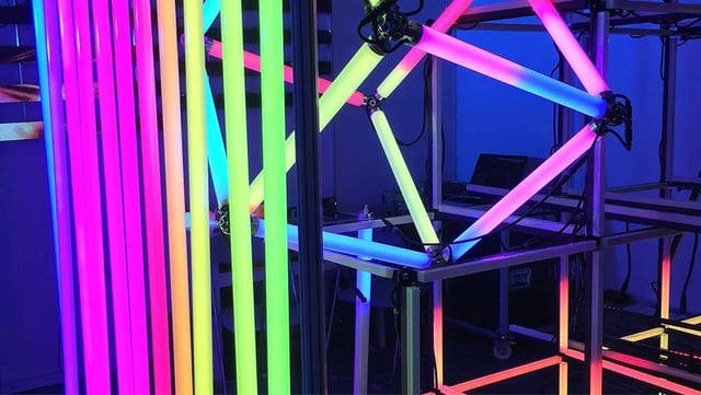 Tubos neon para creat formas y decorar eventos, controlados por computadora con madrix 5