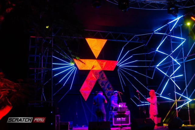 Pantallas triangulares para dj, que reproducen videos de manera online