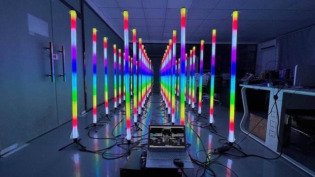 Tubos pixel led RGB 360 verticales controlados con madrix 5