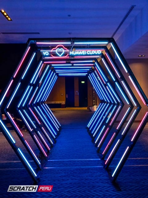 Túnel LED hexagonal azul Huawei: Diseño único con el logo de Huawei, ideal para eventos exclusivos.