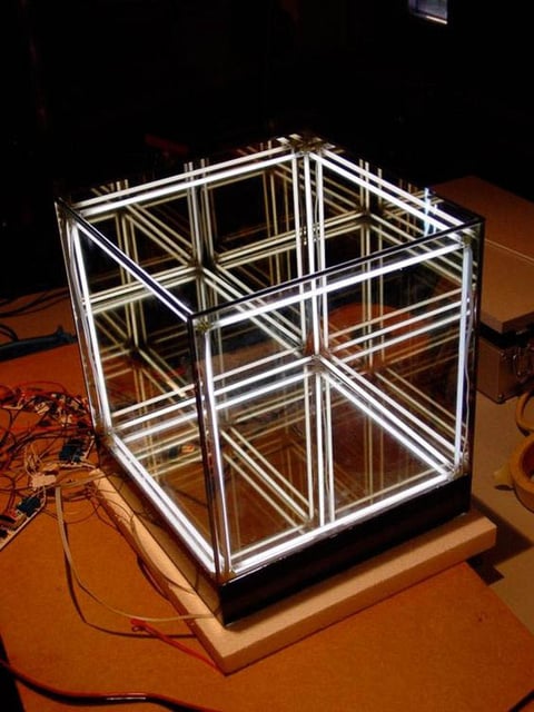Centro de mesa personalizado fabricados con aclilico marcados en laser y luces led RGB, ideal para resaltar el eventos.