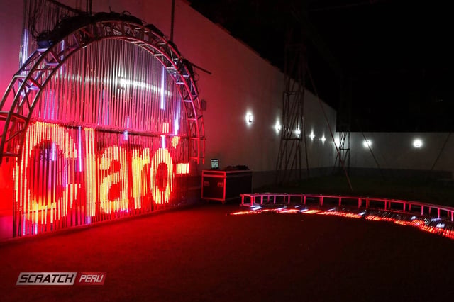 Pantalla de tubos para evento de claro en miraflores
