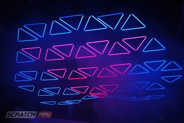Kinetic lights, luces cineticas para decoracion del techo con triangulos de tubos neon led RGB