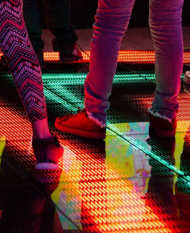 Chicoteca de niños con pista de baile video led