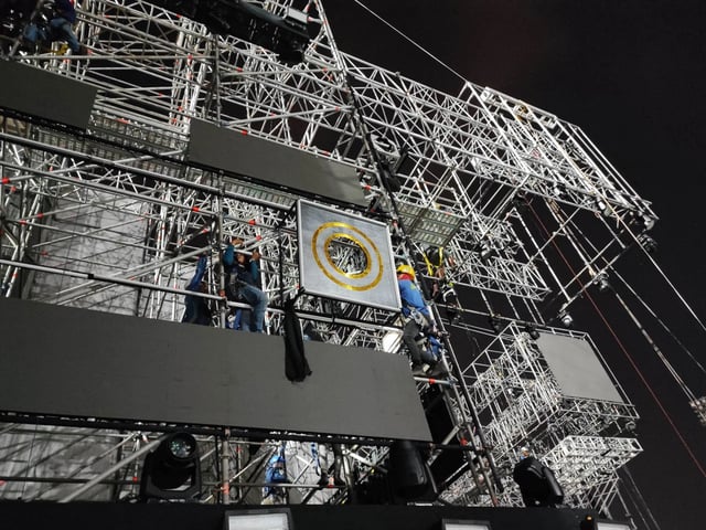 Personal profesional de electricidad instalando luces LED en el módulo cuadrado para ser controlado por Madrix, antes del concierto del 50 aniversario de Grupo 5.