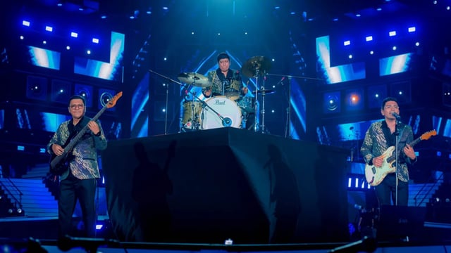 Los hermanos Yaipen tocando en el escenario del Estadio San Marcos durante el concierto del 50 aniversario de Grupo 5.