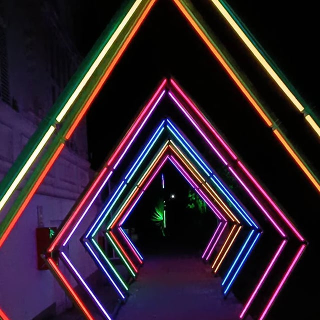 Túnel diamante Neón led RGB controlado con madrix 5 en tiempo real