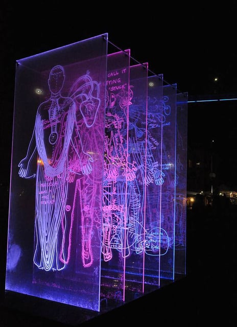Centro de mesa personalizado fabricados con aclilico marcados en laser y luces led RGB, ideal para resaltar el eventos.