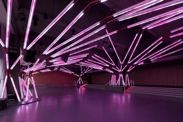 Estructura toldo con luces led color rojo RGB controladas con madrix lighting 5