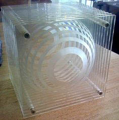 Centro de mesa personalizado fabricados con aclilico marcados en laser y luces led RGB, ideal para resaltar el eventos.