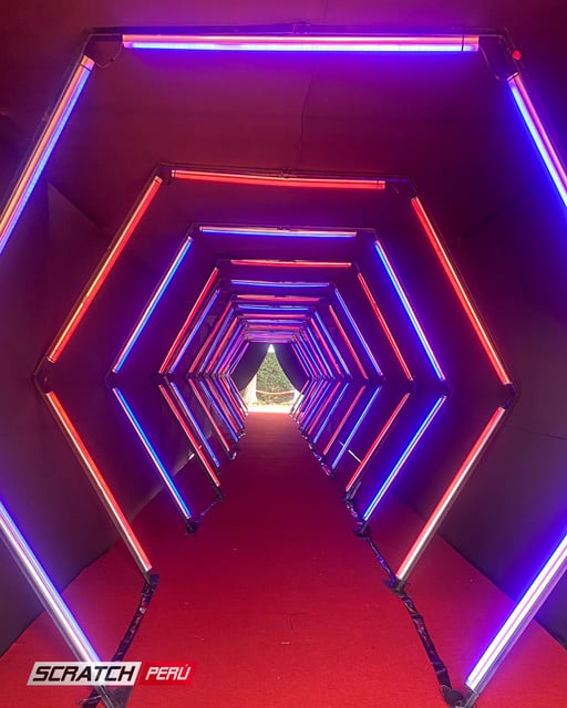 Túnel LED hexagonal rojo y azul: Iluminación llamativa en un pasillo destacado, añadiendo un toque de estilo.
