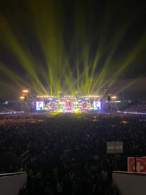 Centro del escenario durante el concierto del 50 aniversario de Grupo 5, iluminado por la tecnología de SCRATCH PERÚ.