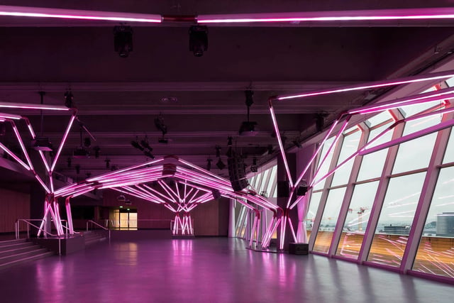 Estructura toldo con luces led color rojo RGB controladas con madrix lighting 5