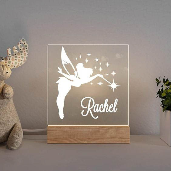 Centro de mesa personalizado fabricados con aclilico marcados en laser y luces led RGB, ideal para resaltar el eventos.