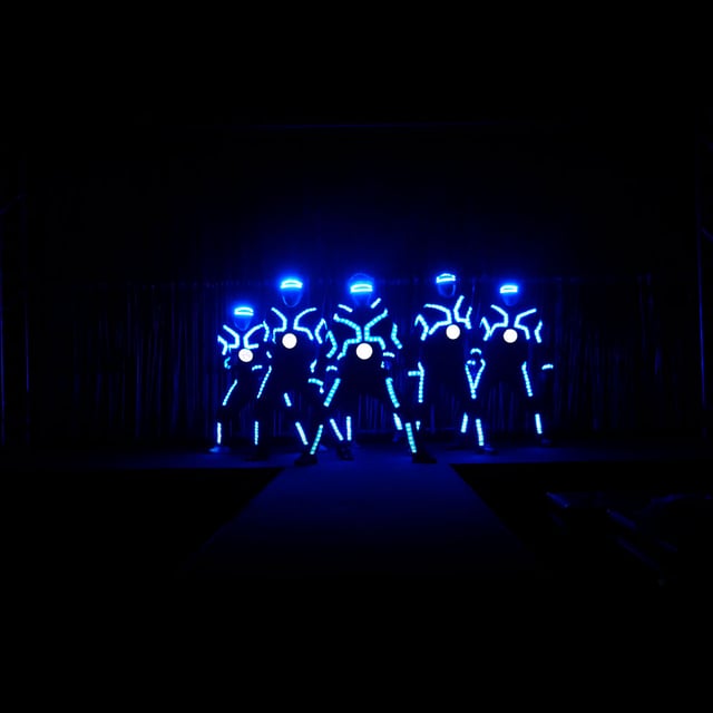 Bailarines Lightman con trajes LED azules en el lanzamiento de Huawei Y9
