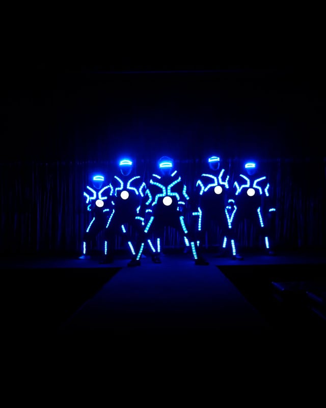 Bailarines Lightman con trajes LED azules en el lanzamiento de Huawei Y9