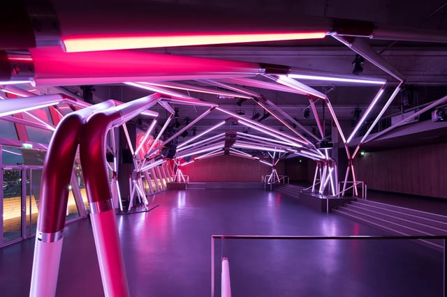 Estructura toldo con luces led color rojo RGB controladas con madrix lighting 5