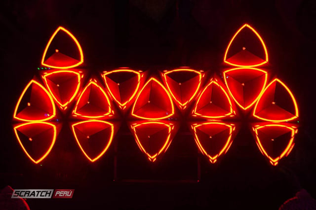 Pantallas triangulares para dj, que reproducen videos de manera online
