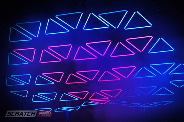 Kinetic lights, luces cineticas para decoracion del techo con triangulos de tubos neon led RGB