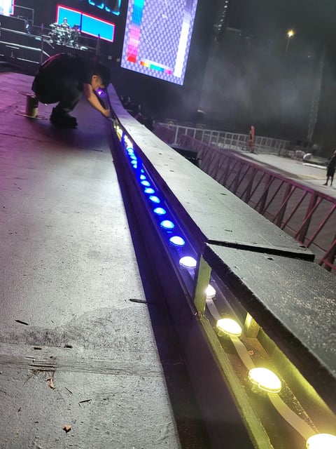 Módulos cuadrados delineados de píxeles LED controlados durante el montaje del escenario del concierto del 50 aniversario de Grupo 5.