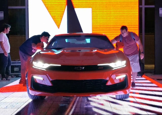 Instalacion de pisos video led p10 en la presentacion del chevrolet camaro ss 2020