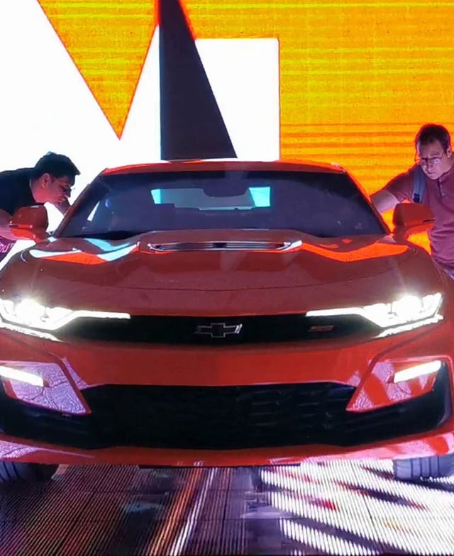 Instalacion de pisos video led p10 en la presentacion del chevrolet camaro ss 2020