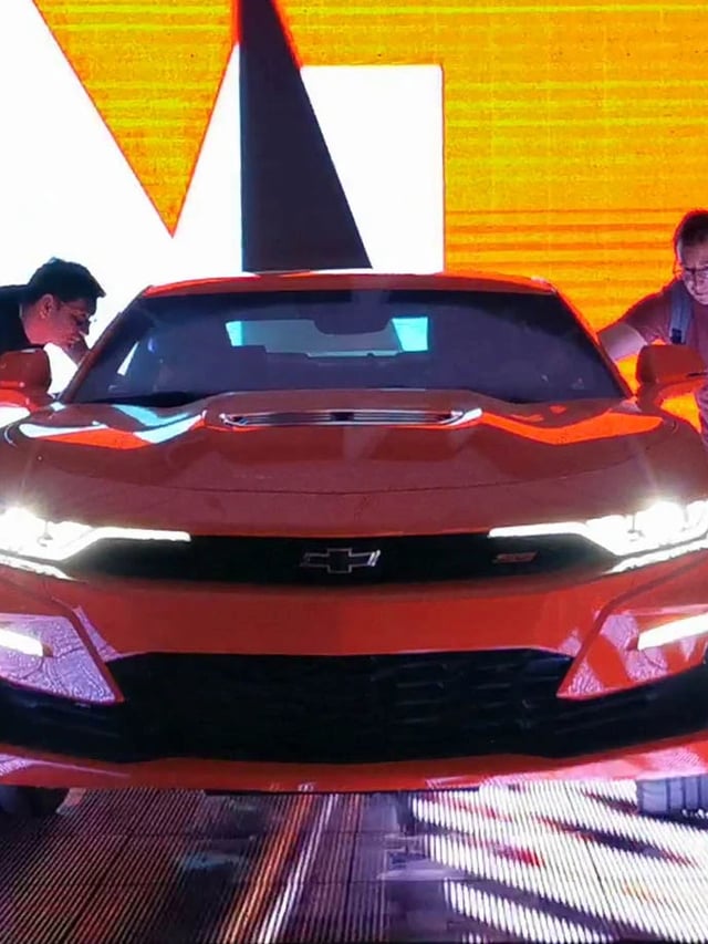 Instalacion de pisos video led p10 en la presentacion del chevrolet camaro ss 2020