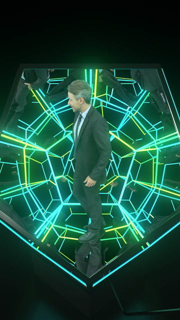 Imagen del Dodecaedro de dos metros de diámetro iluminado desde su interior con luces pixel led y sus 12 caras de cristal reflectivo, creando una sensación de profundidad infinita.