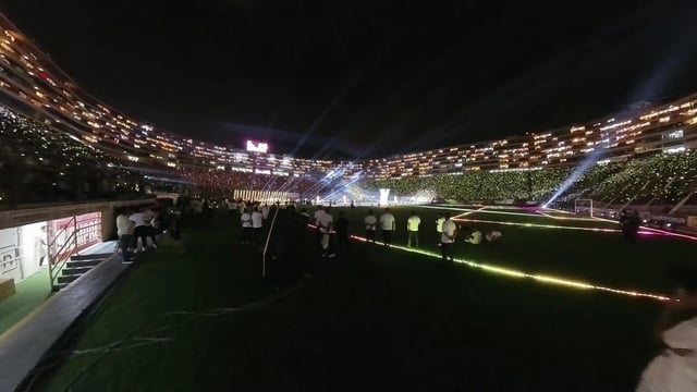 Vista frontal de un estadio de fútbol con el contorno de la estructura delineado por mini píxeles LED de alta resolución, controlados por el software Madrix 5 para crear patrones de luz dinámicos y personalizados