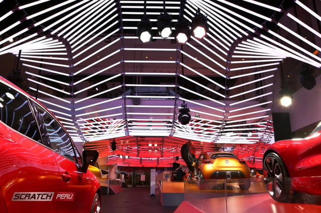 Decoracion de techo con tubos led para stand comercial de expo dell